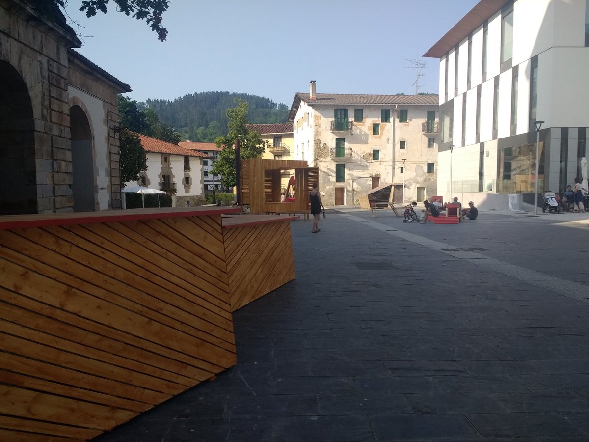 Gaur <a href="/Udalbiltza/">Udalbiltza</a>  ren eskutik <a href="/uik_eus/">UIK</a> <a href="/studio_zwei/">Institut für Gestaltung / Studio2</a> <a href="/upvehu/">UPV/EHU</a> sortutako oholtzan, <a href="/xabilertxundi/">Xabier Lertxundi Asteasuinzarra</a> <a href="/AgurtzaneSola/">Agurtzane Solaberrieta</a> <a href="/segurakoudala/">Segurako Udala</a> <a href="/zaldibiaeus/">Zaldibiako Udala</a> 
Bihar lanak aurkezten <a href="/tabakalera/">Tabakalera</a> n izango gara! <a href="/JunturaK/">JUNTURA kooperatiba</a> @Hiritik_AT <a href="/OinHerri/">OinHerri, Herri Hezitzaileak sustatzeko elkartea</a> <a href="/DUNAKtaldea/">DUNAK</a> bidelagun izan ditugun bide honetan! Animatu!