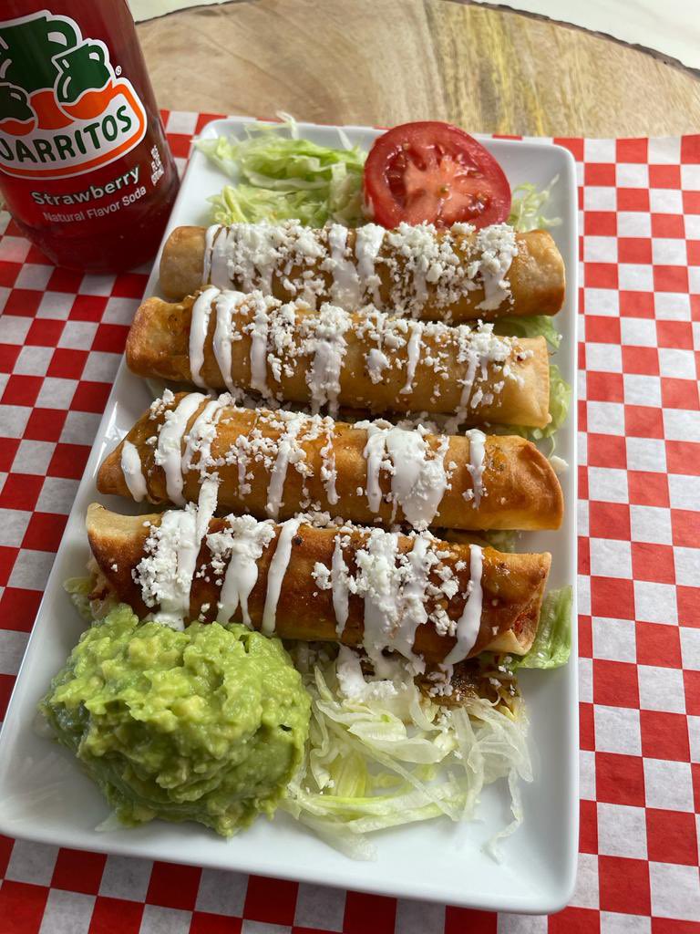 kirraaaa___'s tweet photo. My families food truck is finally up and running as of today! From 10am to 8pm in Fremont Ca at 4190 Mowry Ave Fremont Ca 94538. Please come and support a NEW FAMILY BUSINESS!! You won’t regret trying these delicious Salvadoran and Mexican meals. 🤩 https://t.co/nu5PdWEg9c