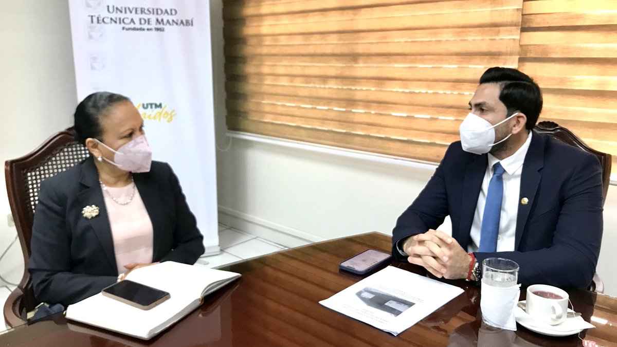 EducacionZ4_Ec's tweet photo. Coordinadora Zonal 4, @Sandrag_Alarcon, se reunió con @lsantiagoquiroz, rector de la @UTMManabi y Mara Molina, vicerrectora Académica, para establecer acuerdos de cooperación en beneficio de estudiantes y docentes de ambas instituciones.
#EncontrémonosPorLaEducación https://t.co/7oYpj6Ur53