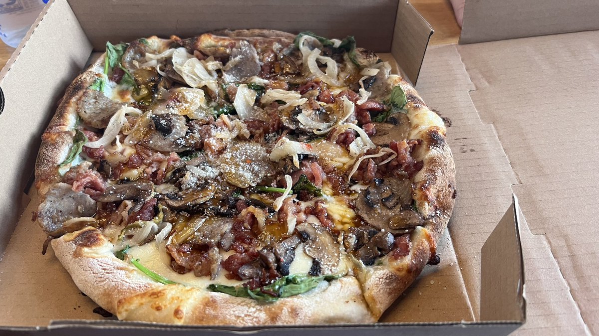 DWHoops's tweet photo. #LunchWithLin #PizzaFriday on Duke campus with best friend in the whole world @LinBrehmer in my ear, giving Corolla-bound Idaho friends a campus tour. Great to be alive! @93XRT https://t.co/QkH3Q6WQZJ