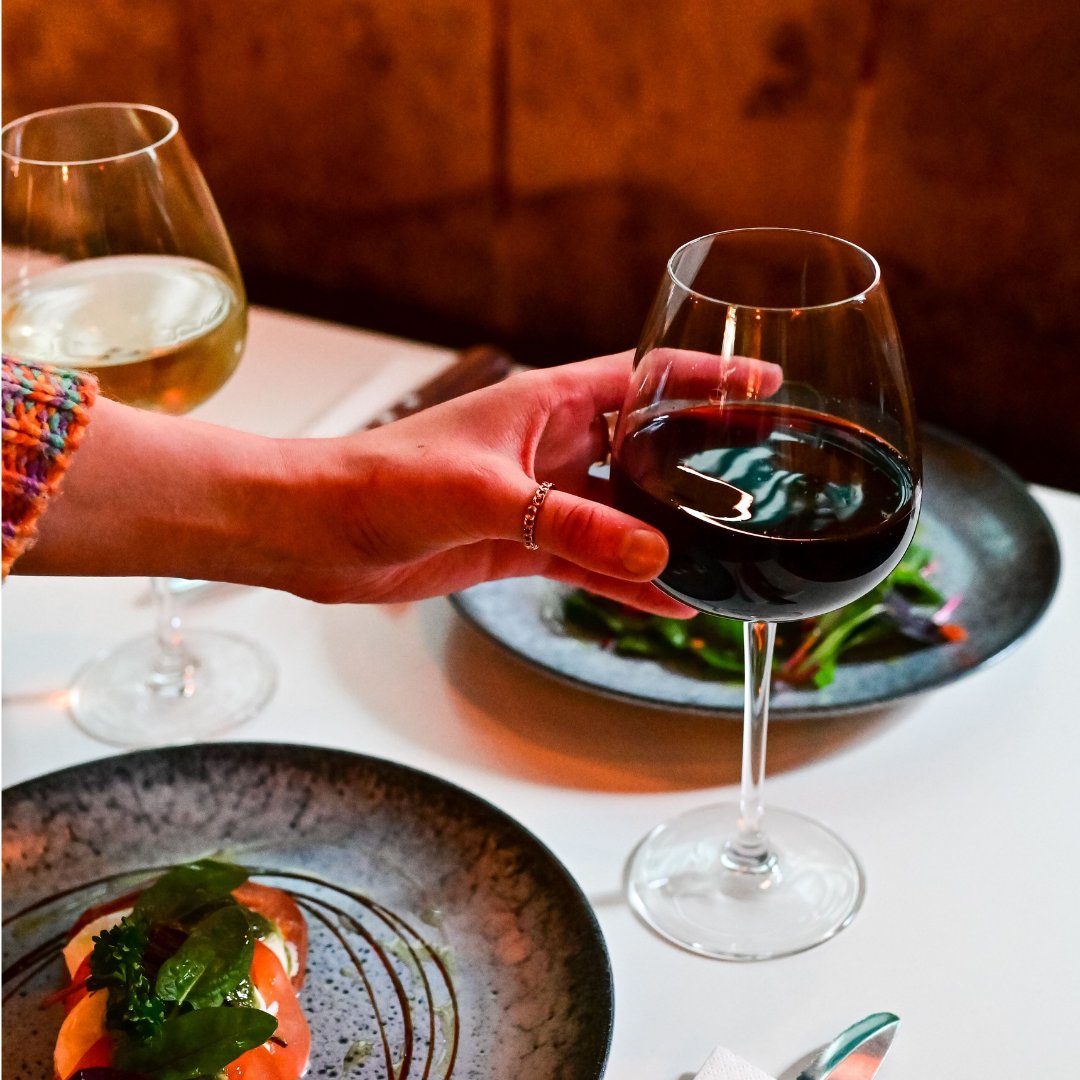 The time? Why it's wine o'clock! 🥂 Happy Friday, everyone! ☀️

#bobosburgers #bobosdublin #dublin #dublinrestaurants #burger #burgers #burgerrestaurants #burgersofinstagram #burgerporn #eatstagram #foodie #foodies #dublinfoodie #instafood