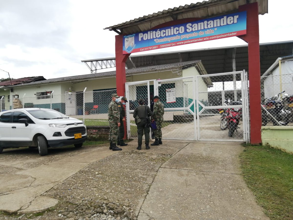 emisoraejercito's tweet photo. #ColombiaEstéreo 101.3 FM, en reunión con personal del Colegio Francisco de Paula Santander, @PoliciaColombia, y #BADRA11 con el fin de coordinar las actividades a desarrollarse en el municipio de El Tambo, para la celebración del próximo 20 de julio #DíaDeLaIndependencia 🇨🇴 https://t.co/pU9I05sjlc