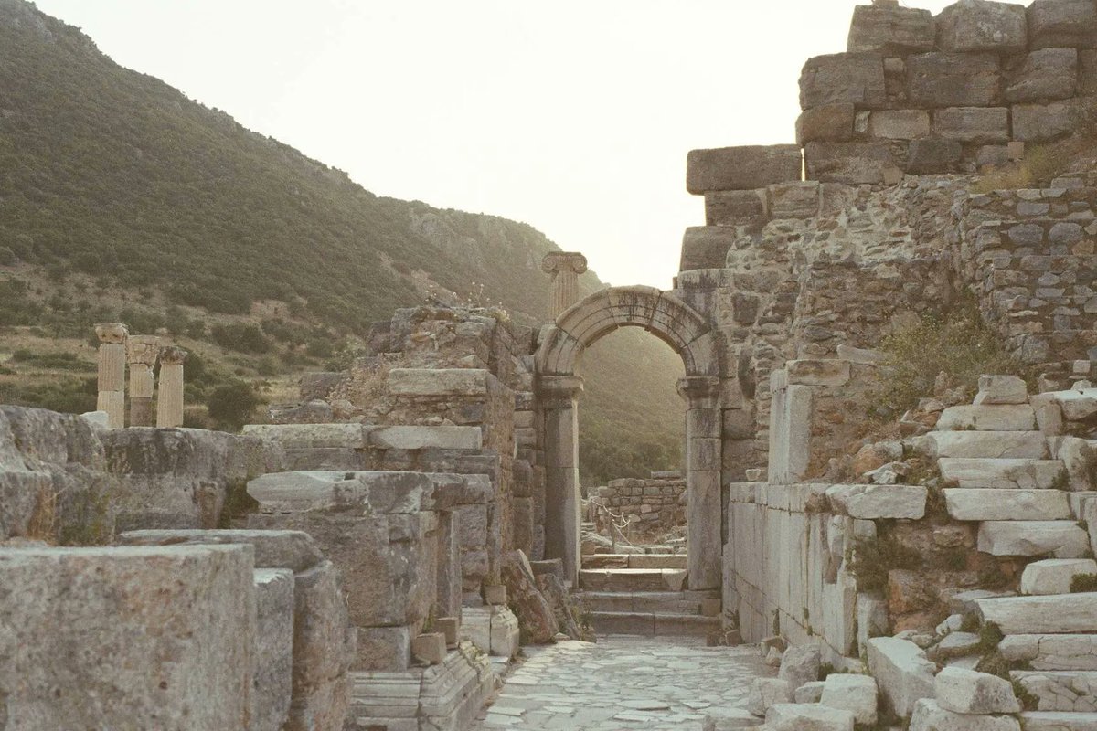 lomography's tweet photo. In this edition of Around the World in Analogue, vanyadayi reflects on the serene yet remarkable spirit of İzmir, Turkey, and shares photos using an expired roll of film.
#analoguephotography #travel #wheninturkey #lomo #film 

https://t.co/J9dXNd1rQF https://t.co/DNChRLgOqU