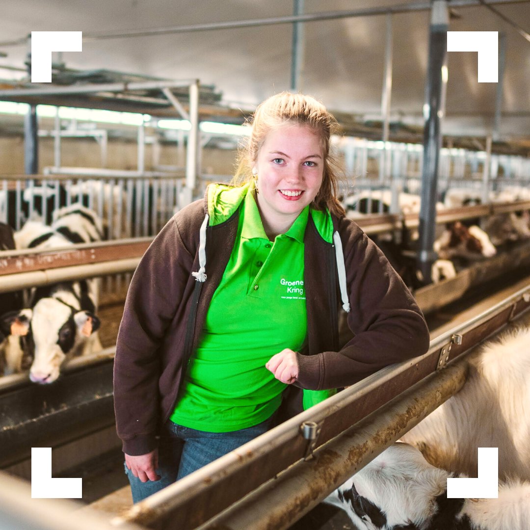 Over koetjes en kalfjes praten, kan Sien als de beste! 😉 Je kan deze jonge boerin namelijk vooral terugvinden in de stal waar ze zorgt draagt voor haar dieren. 🐮 Het is een onderneemster om te KOEsteren! ❤️ #boerindekijker #boerentrots