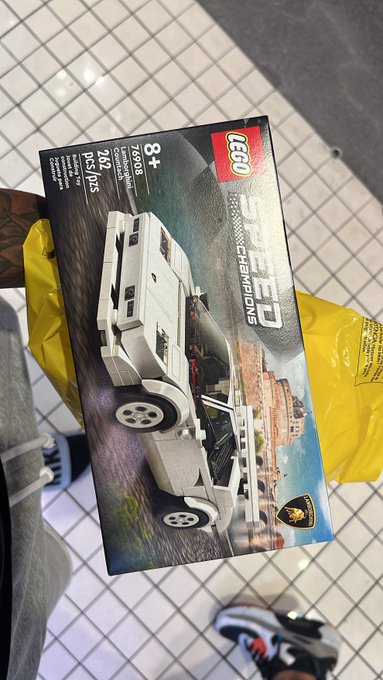 Who can help me build this? #LEGO https://t.co/QUB7UBPkLy