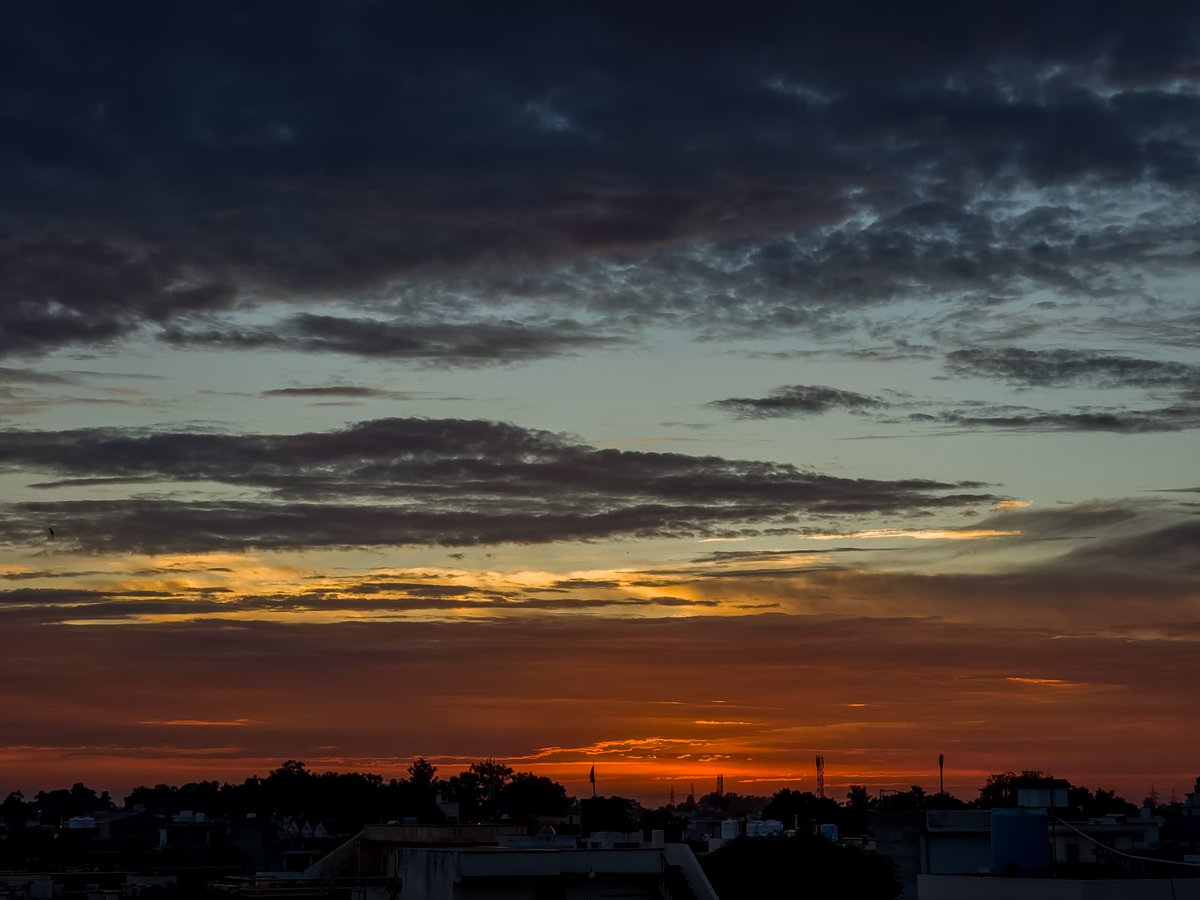 TechTurbanator's tweet photo. 📷- S22 Ultra
In Arsh'on Ki Yehi Baat Mutnaza Hai,
Ki Rang Bahut Badalte Hain Baar Baar.
They Only thing Controversial about the sky is its Habit of Changing Colours.
(Sky = 'Arsh' in Hindi/Urdu)
Pic Details 👇
#photography #S22Ultra #mobilephotgraphy #poetry
#samsung https://t.co/S2gfVff3uM