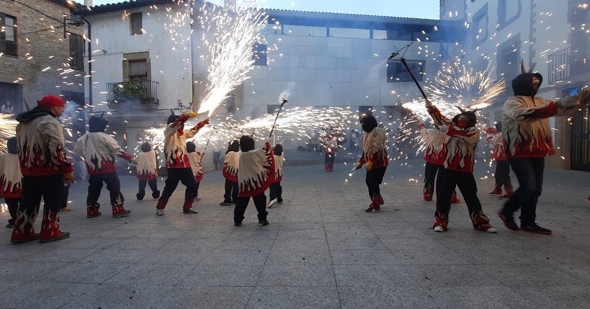 DiablesCastell's tweet photo. 🔥ASSAIG BRUTAL DE DIABLETS🔥 Dissabte passat, després de la reunió de comissions, vam pujar a la plaça vella a fer el primer assaig amb foc de la temporada dels diablets de la colla. Els tabalers també van assajar i va ser xulíssim!💥☄️🥁 https://t.co/AhAyExTuwQ