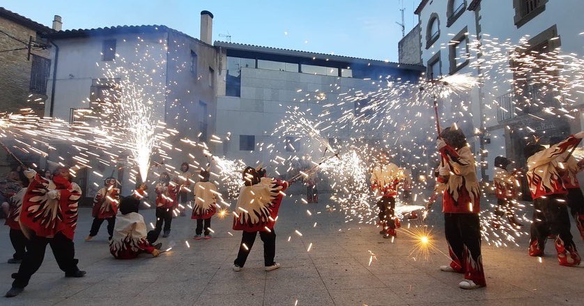 DiablesCastell's tweet photo. 🔥ASSAIG BRUTAL DE DIABLETS🔥 Dissabte passat, després de la reunió de comissions, vam pujar a la plaça vella a fer el primer assaig amb foc de la temporada dels diablets de la colla. Els tabalers també van assajar i va ser xulíssim!💥☄️🥁 https://t.co/AhAyExTuwQ