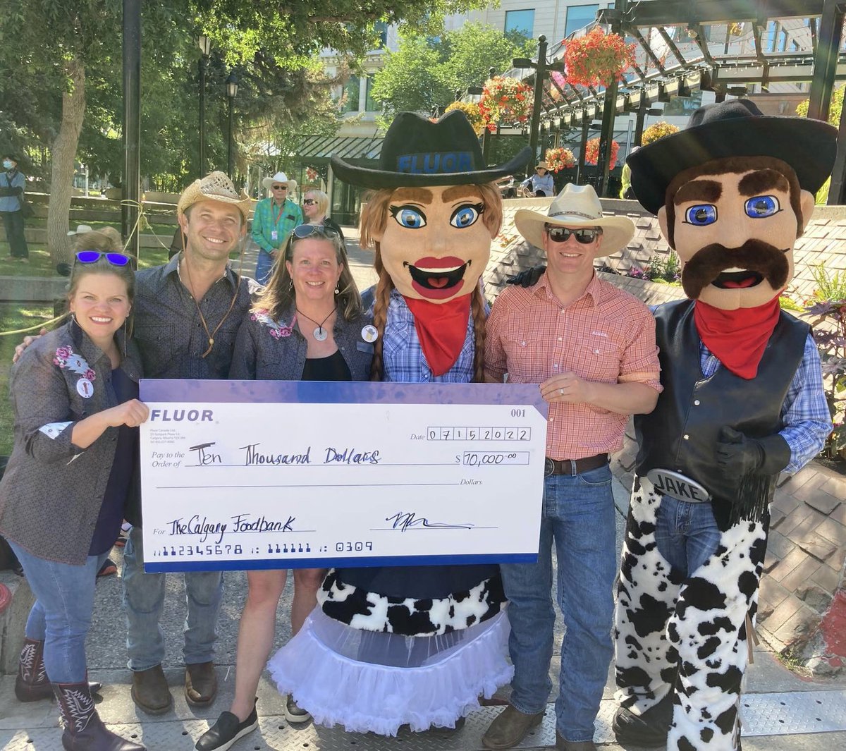 Our business development and sales team members are down at Fluor Rope Square in support of one of our long-standing community partners, the @CalgaryFoodBank #YAHOO #FluorBuildsABetterWorld
