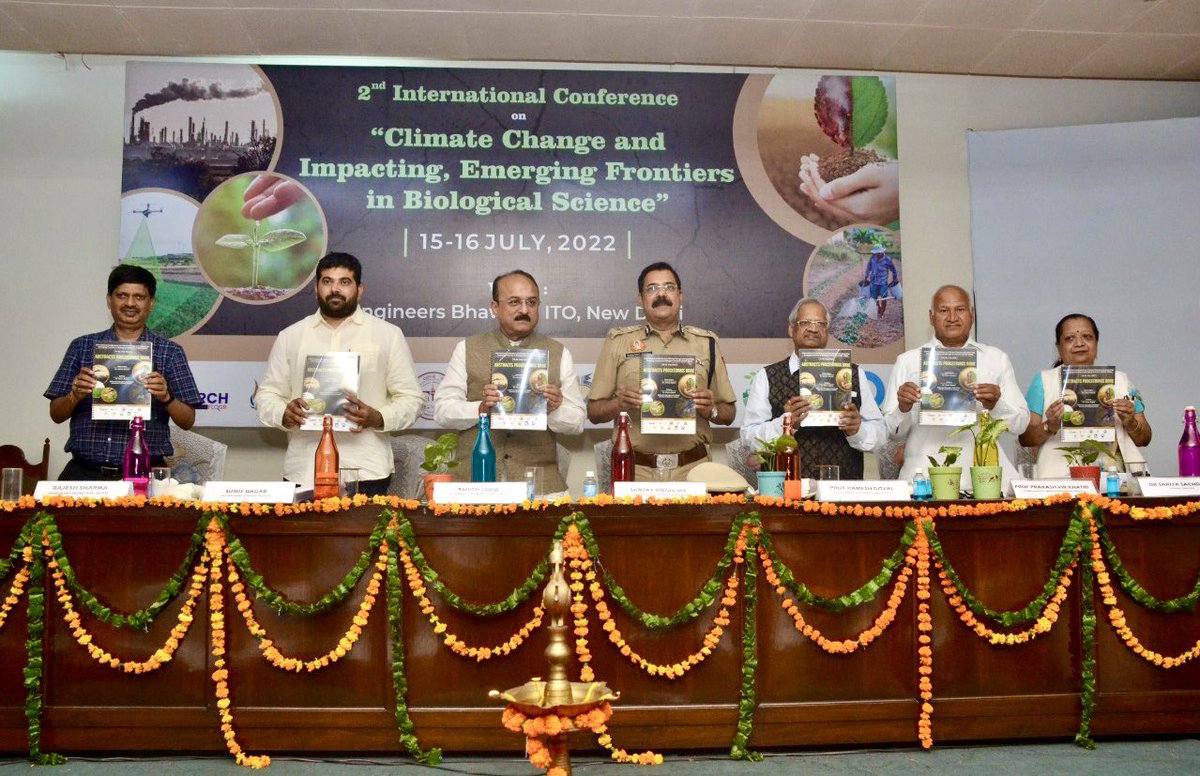 SanjaySingh_IPS's tweet photo. As humans, living on this beautiful & bountiful planet, we need to “change” our habits & lifestyle in order to counter #ClimateChange that is threatening our existence.
Let’s work with nature and not against it. The decision is in our hands & so is our future.
#LetsDoOurBit 🌱 https://t.co/RKyGuPaPzp