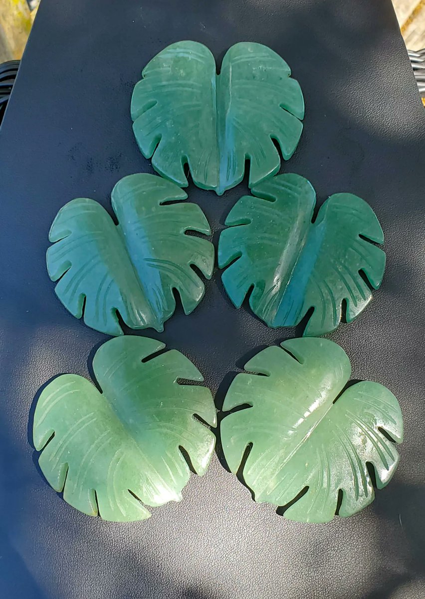 Green Aventurine Monstera Leaves Legends say that it is an all-purpose healer, used to reduce stress, develop confidence, imagination & improve prosperity. A legend from ancient Tibet says that aventurine was used to increase the wearer's creativity. buff.ly/3OG3ggL