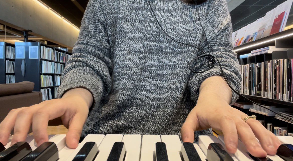 rosecatcas's tweet image. One of the best things about Hamar is it’s library. 

Libraries are cool places that has more than books (movies, music, skill classes and supplies) You can go and do whatever you want…FOR FREE.

They recently added a piano with headphones to Hamar one. #supportlocallibraries