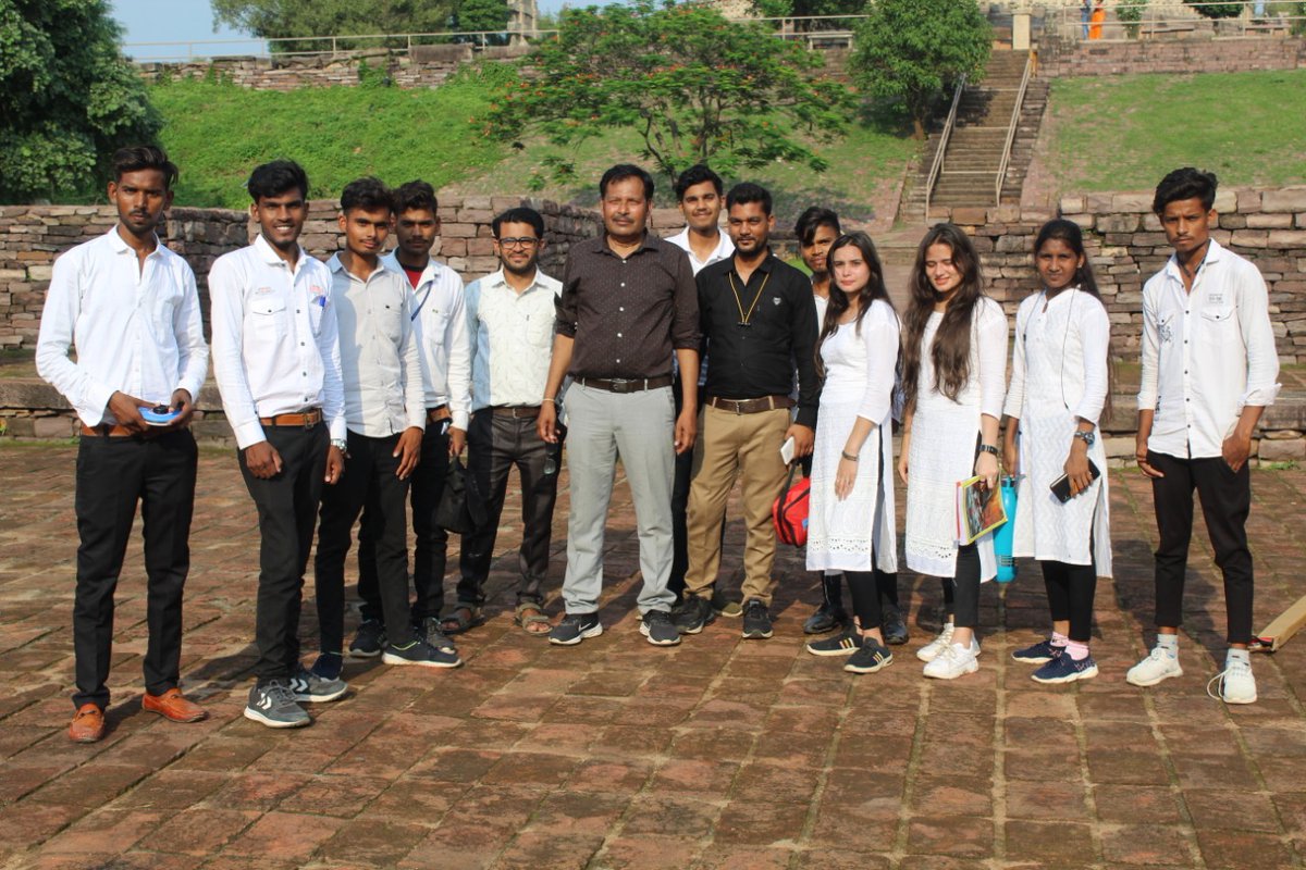 Deepaks71478621's tweet photo. 😇 ✨mission amritsarobar ✨ 
   At ✨😇 Buddhist monuments 😇✨ in SANCHI 
ASI BHOPAL ✨😇 AICTE ✨😇 https://t.co/L44DN927Za