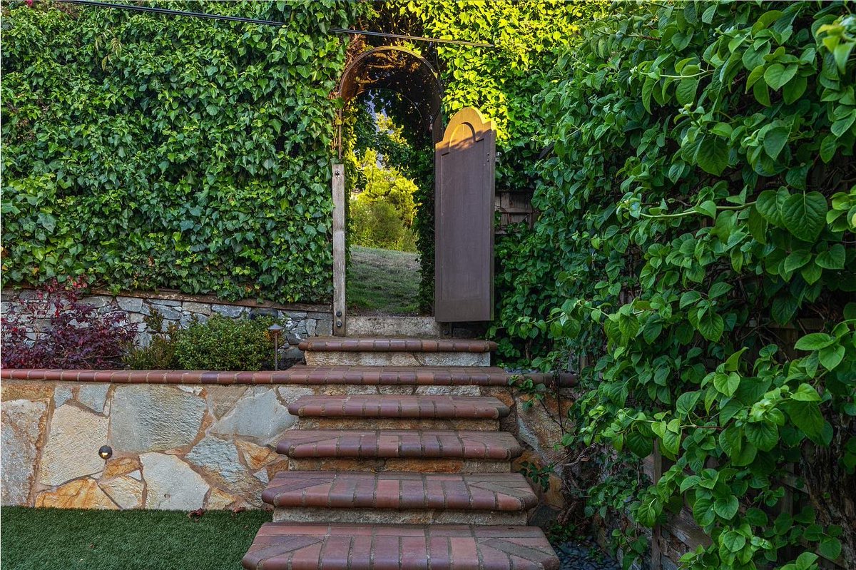 ToboniandCo's tweet photo. SOLD!✨Beautifully Renovated 3 Bedroom, 2.5 Bathroom Saint Francis Wood Home with direct, private access to Butterfly Park. Listed for $2,195,000 Sold for $2,550,000 #Sold #Compass #SellerRepresented #St.FrancisWood #SFRealEstate #TheToboniTeam https://t.co/2U1SjDE5MA