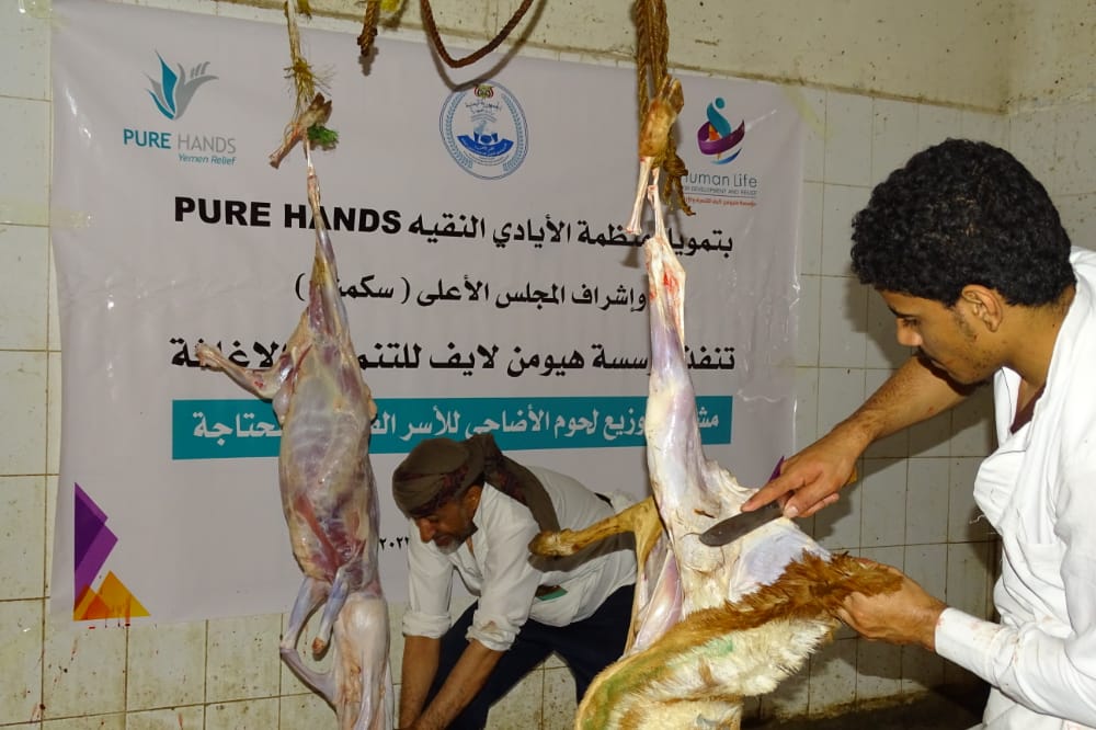 Humanlifeye's tweet photo. With the fund from  Pure Hands Organization, with the Supervision of the Supreme Council (SCMCHA) Human Life Foundation implements
Adhahi Meat Distribution Project for Needy and Vulnerable Househoulds. Project targeted 800families in Hajjah and Al Mahwit governorates
1443 - 2022 https://t.co/vTwe8xHI62