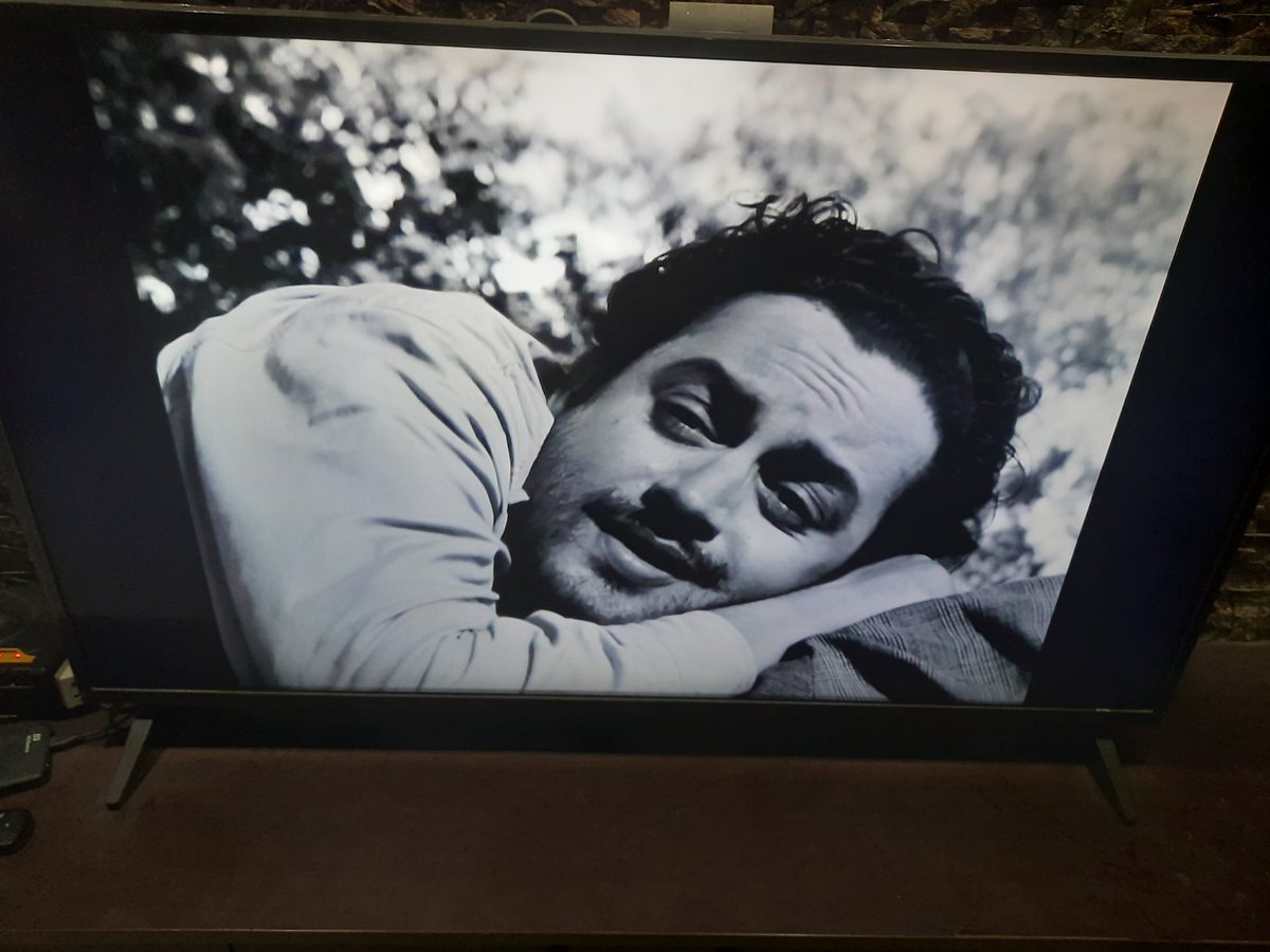 sajithbwarrier's tweet photo. A poet drunk on nature, the bee is heavy on nature...#GuruDutt face is so full of feeling in sink with #Rafida voice and #SahirLudhianvi praise #YehHansteHuePhool. The verse is a harbinger of how things turn out in #Pyaasa. I'm sure @SunilWarrier1 and @yasser_aks would agree.. https://t.co/pzApKczFA8