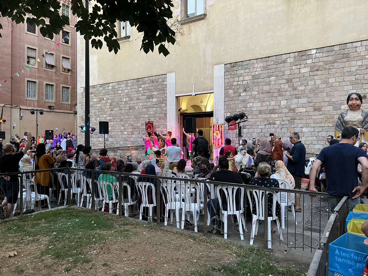 Barea_Julia's tweet photo. Ahir al vespre vam gaudir del Pregó de les noies de @DialegsDeDona que van ser les protagonistes i responsables d’obrir les Festes Majors del Raval. També vam gaudir de les Societats Corals i del Senyor Ramon i la Lola
#FMRaval #CiutatVella https://t.co/JdLPJ48fMX