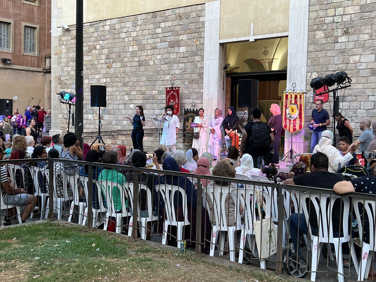 Barea_Julia's tweet photo. Ahir al vespre vam gaudir del Pregó de les noies de @DialegsDeDona que van ser les protagonistes i responsables d’obrir les Festes Majors del Raval. També vam gaudir de les Societats Corals i del Senyor Ramon i la Lola
#FMRaval #CiutatVella https://t.co/JdLPJ48fMX