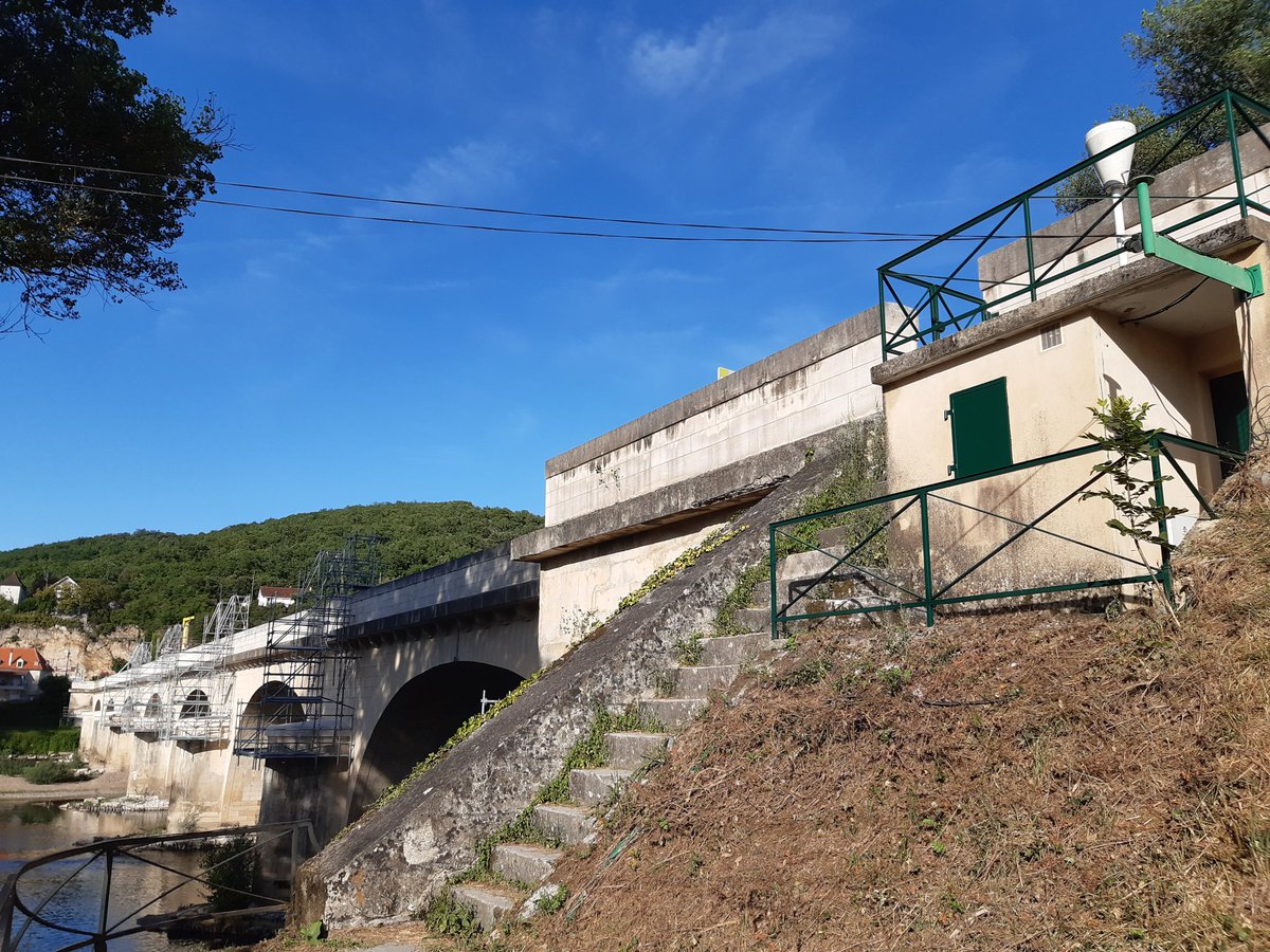 Auguste_G's tweet photo. Tomber sur un pluviomètre sur un pont (Lanzac) construit par L. Vicat, ça rappelle quand même un peu le travail pour un chercheur @HM_and_Co travaillant dans l'aile Vicat de @EcoledesPonts ! https://t.co/ustvETBbYo