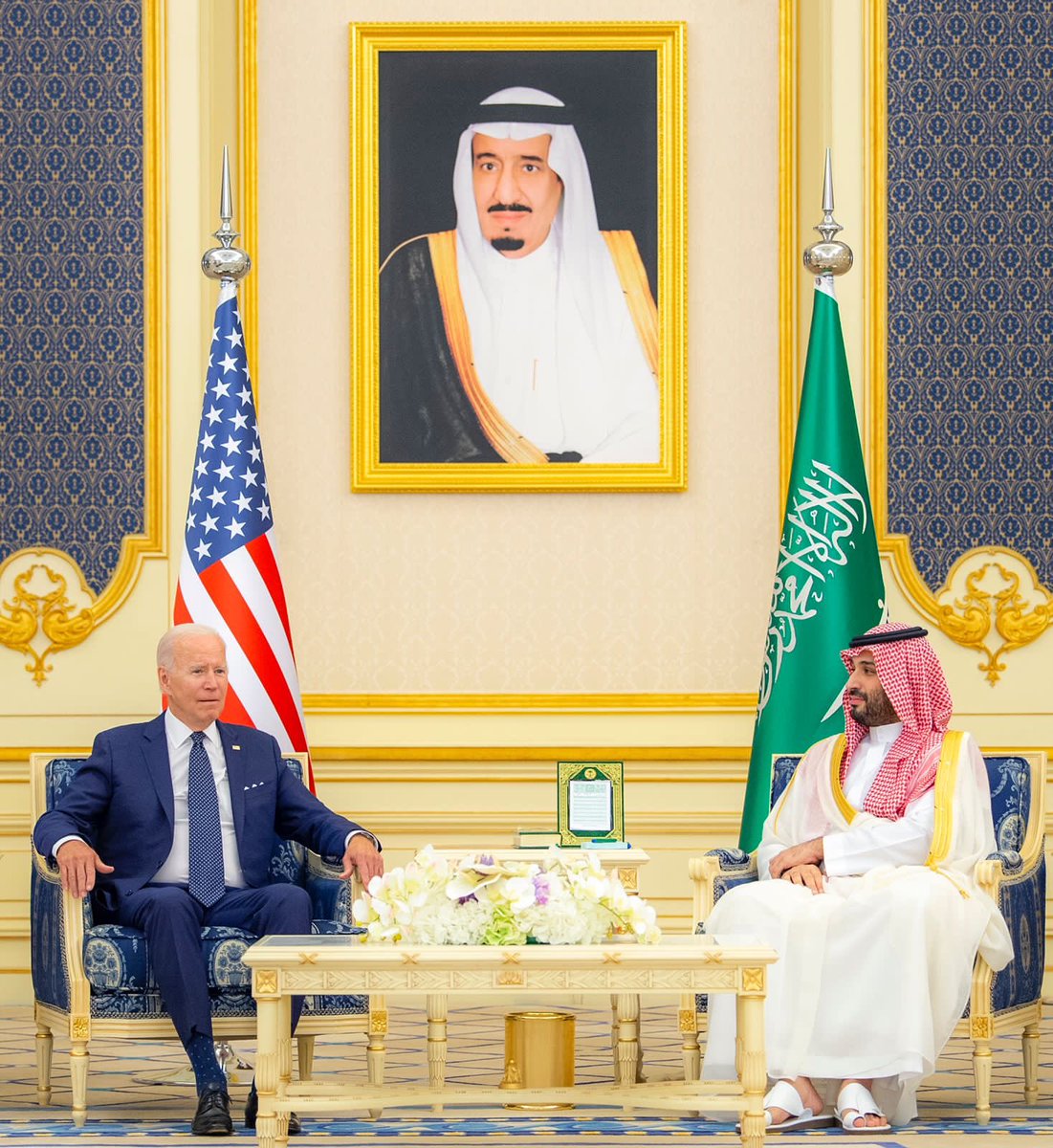 AJELNEWS24's tweet photo. عاجل 🔴 
.

.
سمو ولي العهد ورئيس الولايات المتحدة الأمريكية، يعقدان جلسة مباحثات رسمية، بقصر السلام في جدة.
.

.
#القمة_السعودية_الأمريكية
#SaudiUSSummit
- https://t.co/IwTJ8bFPKU