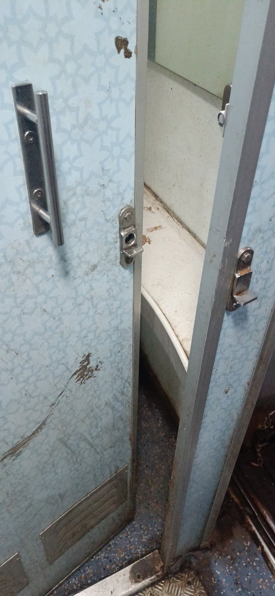 chandrucox's tweet photo. @RailMinIndia S4 coach in Bangalore -Chennai mail does not have a lach in the https://t.co/r7OX2qRylB for your reference. Pathetic state of coach immediate action will help us travel better doing Covid period https://t.co/XSedo0E50L