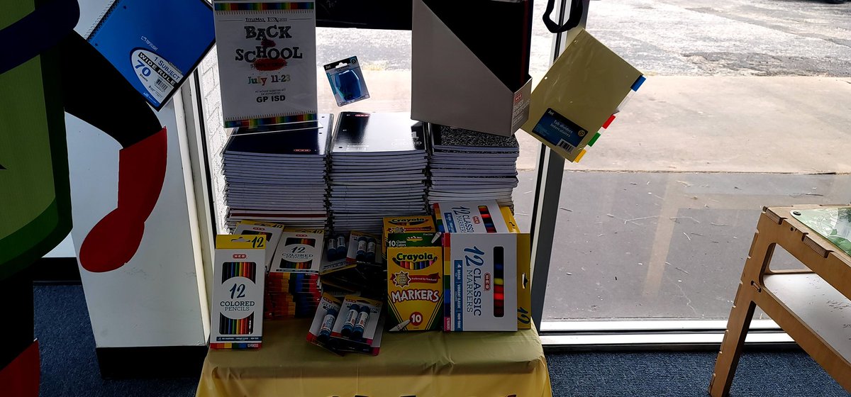 #tmxcares Back-To-School drive is in full effect here in Portland #tmxcompanies <a href="/MenchacaRose/">rose menchaca</a> <a href="/YvetteMunguia/">Yvette Munguia Garcia</a> <a href="/TeamD130_TMX/">Omar Bustios</a> <a href="/mike_winkler_/">Mike Winkler</a>