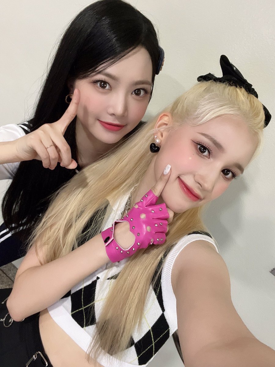 LSRFM_GLOBAL's tweet photo. [PHOTO] 220715

Huening Bahiyyih UNIVERSE Update with LE SSERAFIM EUNCHAE

@le_sserafim @IM_LESSERAFIM
#LE_SSERAFIM #르세라핌 https://t.co/G2XX92y72B