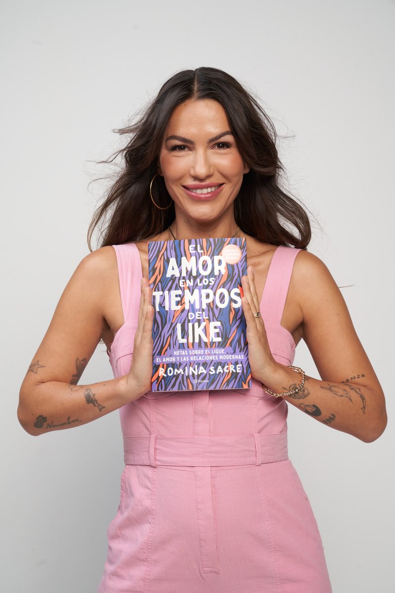 El amor en los tiempos del like, el nuevo libro de Romina Sacre, comparte anécdotas que te harán descubrir qué es lo que esperas de tus relaciones. hotbook.mx/dentro-del-nue…