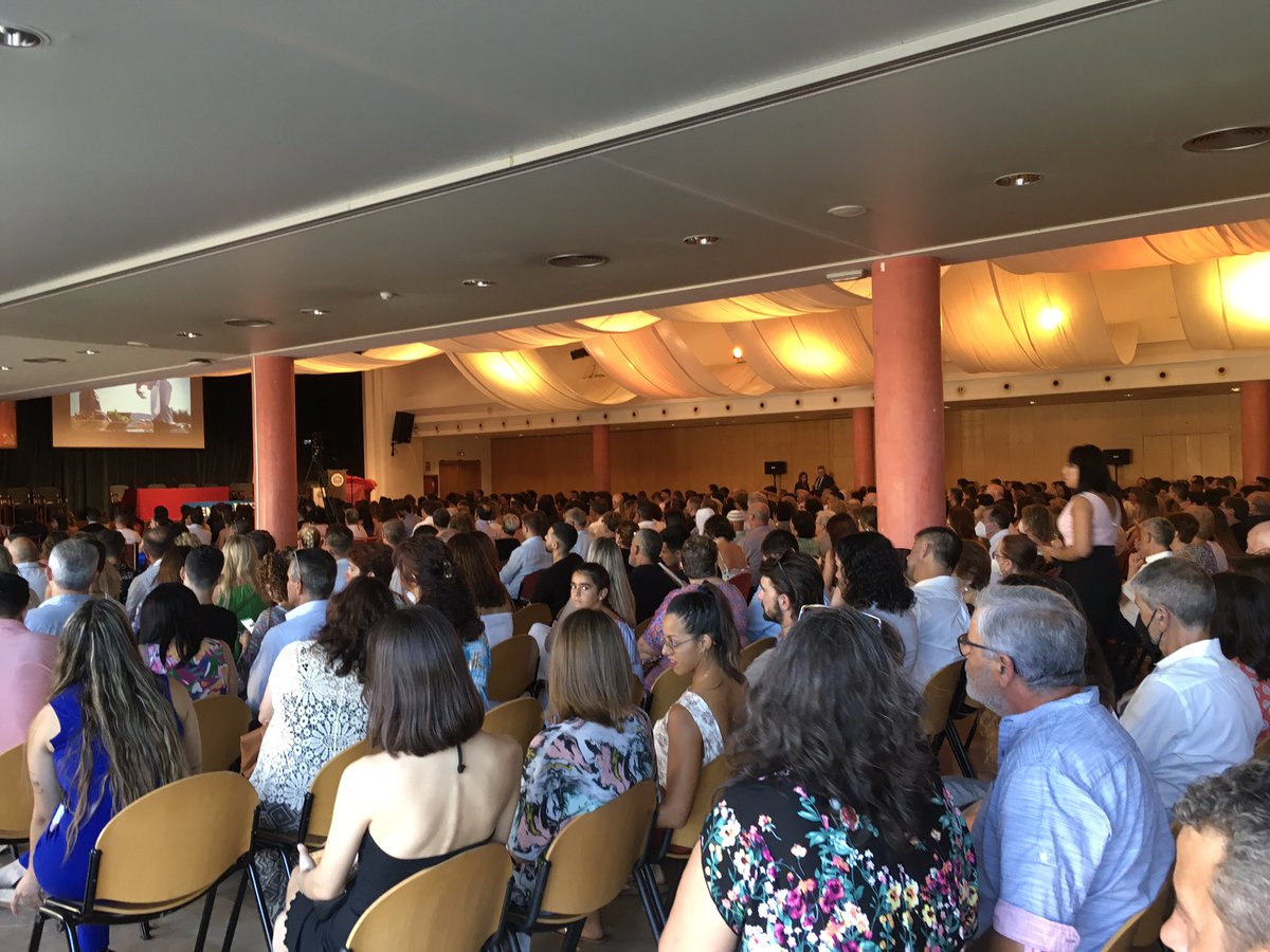Comença la cerimònia de #graduacionsUIB de la Facultat <a href="/DerechoUIB/">Facultat de Dret UIB</a> de la promoció 2021-22! Ana María Lozano, Franco Renzo, María Baos i Alex Pérez parlen en nom dels seus companys de Dret, Administració d'Empreses i Dret i Relacions Laborals #GraduacionsUIB #SempreUIB