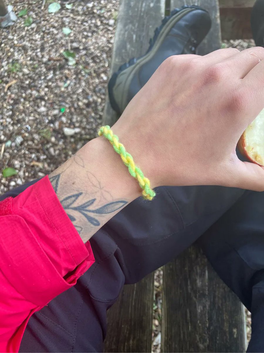 Simple friendship bracelets created from twisting wool that was left on the trees by the woodland fairies 🧚‍♀️✨
#EYFS #outdoorlearning