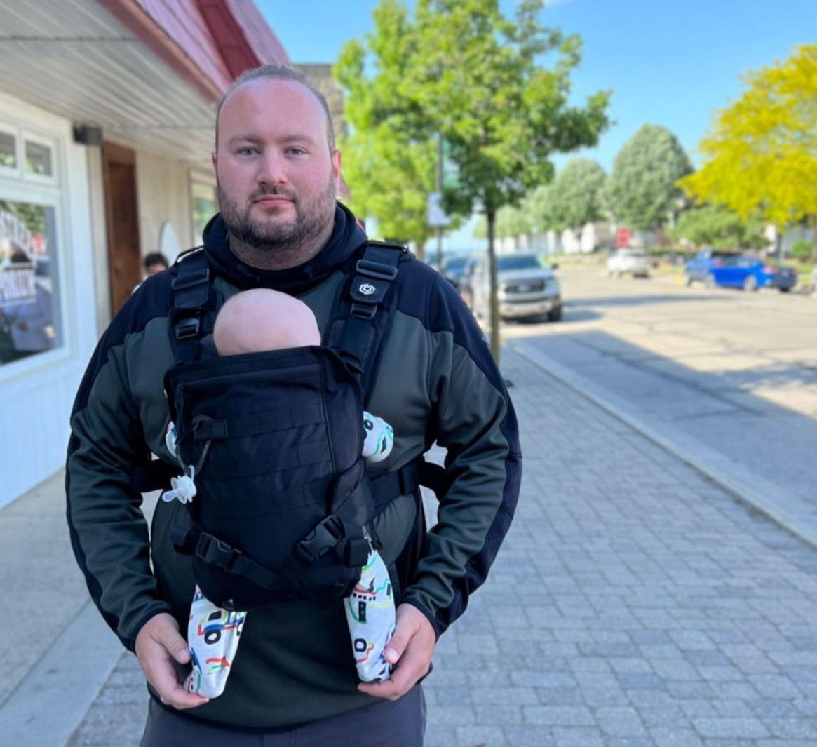 First time in the carrier, I think it's a hit!
.
📸 <a href="/Mike_Lask/">Mike lask</a> 
.
#missioncritical #missioncriticalgear #babycarrier #cutebaby #dadlife #bonding #familytime #adventure #allinthedetails #dadgoals #dadsofinstagram #activedad #babywearing #dadlifeisthebestlife