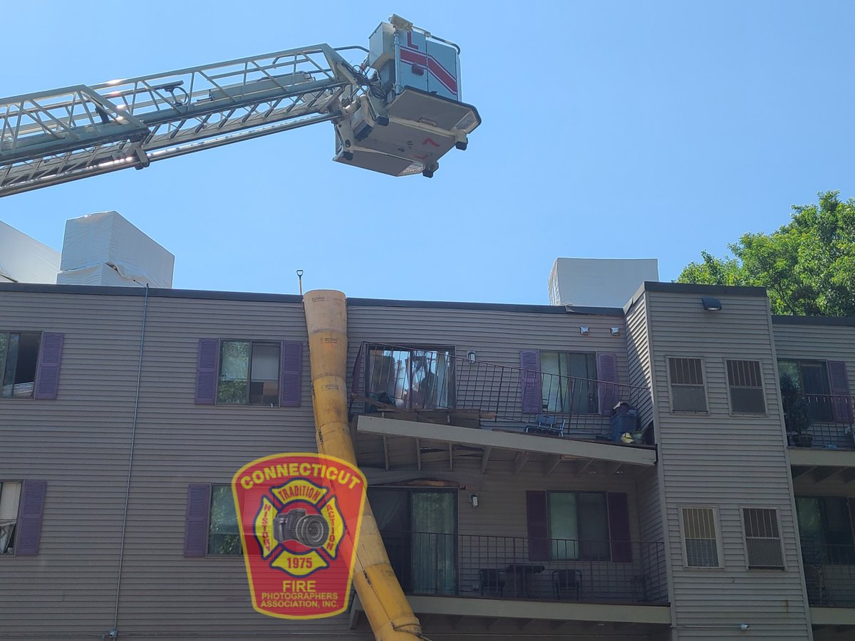 ctfirephoto's tweet image. Happening now. We have CFPA Massachusetts Paul Shea ( @pauls612) on the scene of a partial collapse of an apartment complex in Worcester, MA. 

#buildingcollapse #structurecollapse #collapse 
#BreakingNews

@WorcesterFD1009
