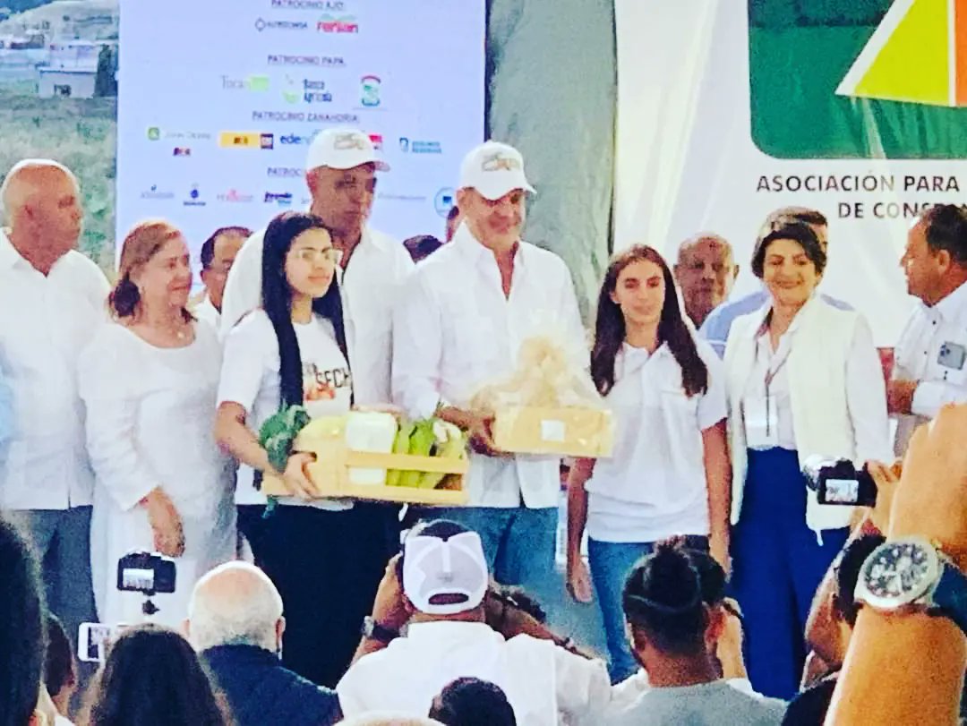 MEGUSTACONSTANZ's tweet photo. Queda  formalmente iniciado el Festival de la Cosecha Constanza 2022. 🍓🍅🧄🌹🧅💐🍆🥒🥬🥬🥦🥕🧄🧄🧅🧅🌹🧄🥦🥬🍠🥒🍆💐🍓🍅🧄🌹
#festivaldelacosechaconstanza2022 #constanzaavanza #republicadominicana #constanzard #RD #constanza #dominicana #festivaldelacosechaconstanza https://t.co/tFGsj9hqPT