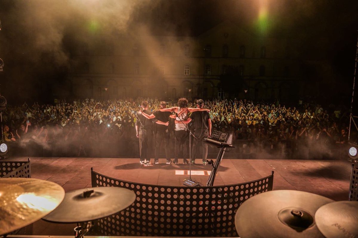 MetaErmal's tweet photo. Questa era Novara ieri. ❤️ 
Che si fa stasera a Villafranca di Verona? https://t.co/4yLqHrSkGG