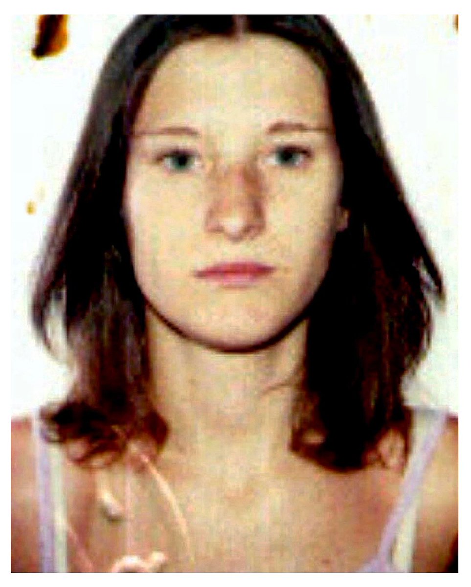Il primo giugno 2001, Serena #Mollicone va in un boschetto e si lega mani e piedi, poi mette la testa dentro un sacchetto di plastica e si uccide. 

Non siete Stato voi.