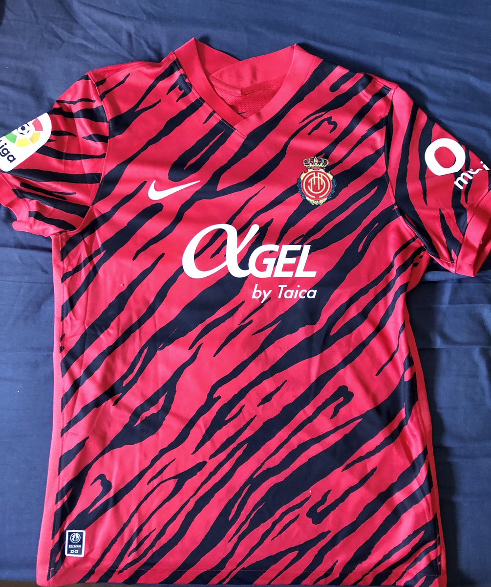 Dani_Somoza78's tweet photo. Ya tengo mi carnet, y mi camiseta nueva!!!
@RCD_Mallorca @MMallorquinista 👹🔥
#FromTheHell https://t.co/pPCV1DWV8k