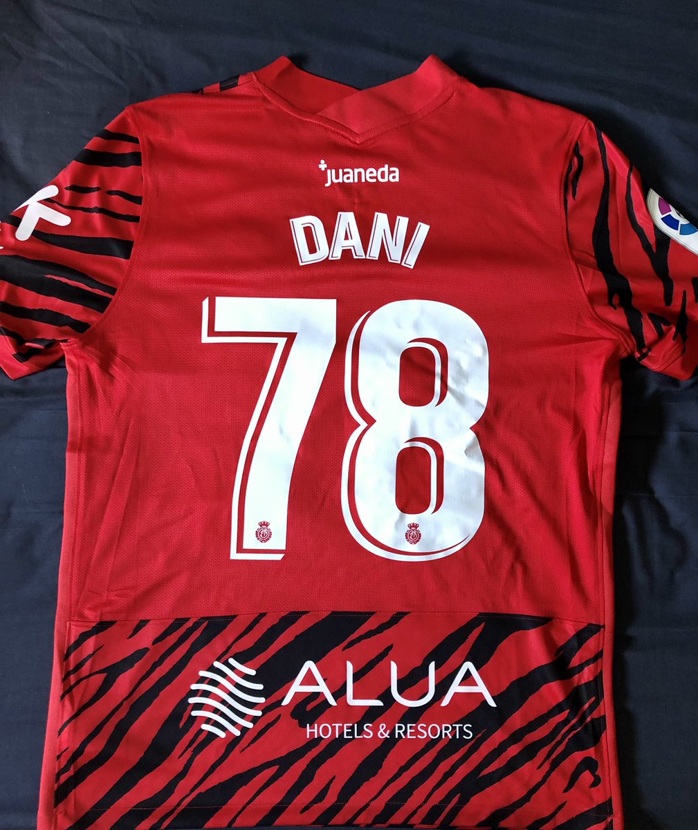 Dani_Somoza78's tweet photo. Ya tengo mi carnet, y mi camiseta nueva!!!
@RCD_Mallorca @MMallorquinista 👹🔥
#FromTheHell https://t.co/pPCV1DWV8k