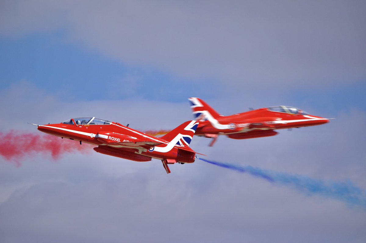 Quite chuffed with this image #planespotting #RIAT22 #redarrows