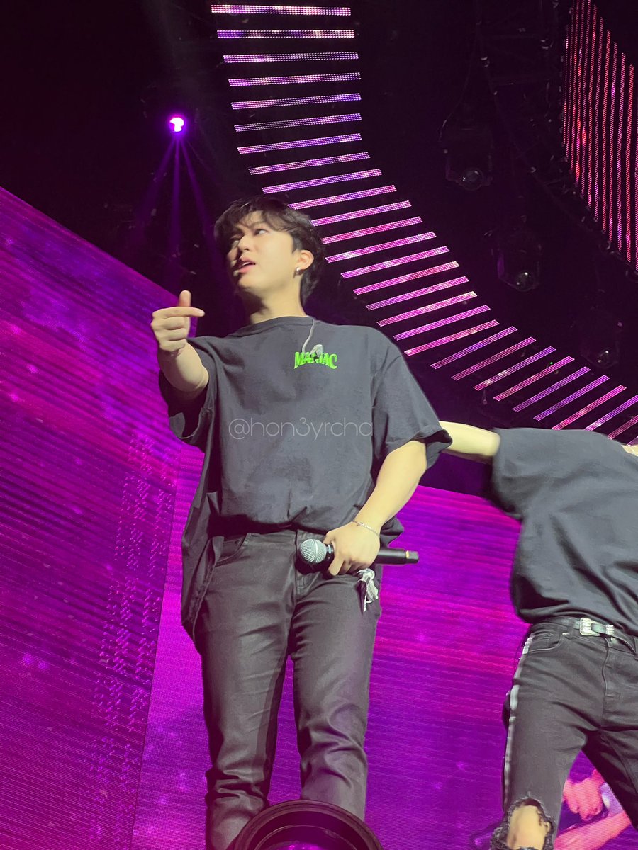 HON3YRCHA's tweet photo. My baby boy 😭 and him pointing out my dwaekki mask too right before the finger hearts 💜 https://t.co/8eTAi8RpiA