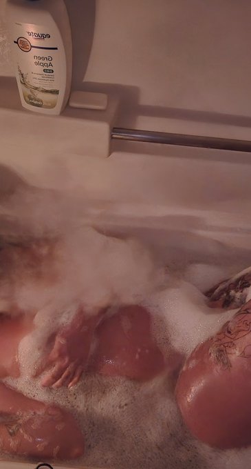 Who doesn't love a hot detox bath when sick🤒🤕 #Sellingcontents #seller #picturebook #SICK #bathselfie<a href="/tag/sellingcontents"class="tags">#Sellingcontents</a><a href="/tag/relaxation"class="tags"><span>#relaxation</span></a><a href="/tag/sick"class="tags"><span>#sick</span></a><a href="/tag/bathselfie"class="tags"><span>#bathselfie</span></a><a href="/tag/seller"class="tags"><span>#seller</span></a><a href="/tag/pictur"class="tags"><span>#pictur</span></a>