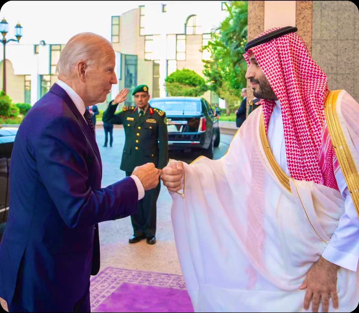 هذا محمد صفوة المجد التليد 
تصير قادات الدول لرضاه فص

ملامحاً تنبيك لليوم الشديد 
واللي يخالف عرفنا قالت له اص

(قلبه من الفولاذ واليمنى حديد 
ويوقف الدنيا على ركبه ونص)

#محمد_بن_عويد 🖋

#محمد_بن_سلمان 
#ولي_العهد_محمد_بن_سلمان 
 #القمه_السعوديه_الامريكيه