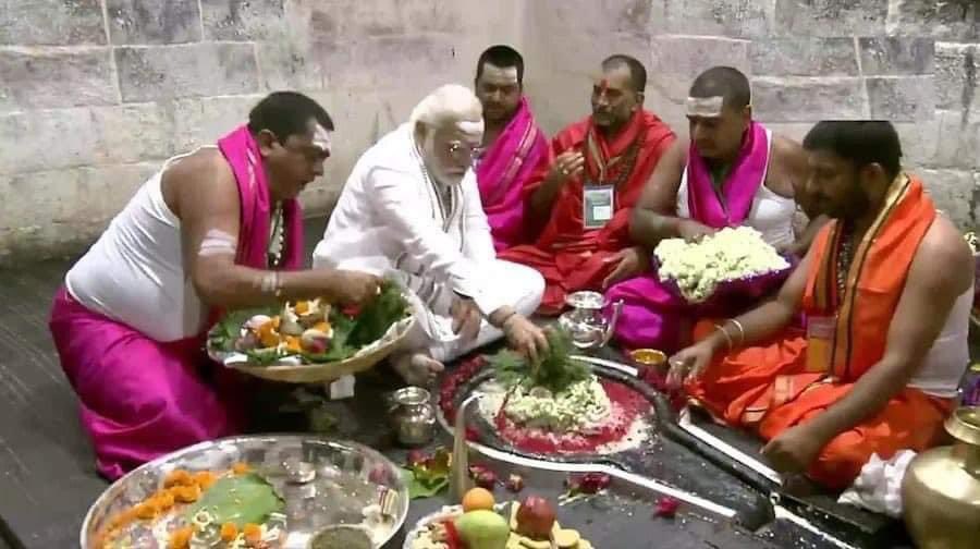 iVishalMN's tweet photo. @narendramodi जी भारत के पहले प्रधानमंत्री बने, जिन्होंने बाबा बैद्यनाथ जी के दर्शन किए 🙏🏻

मोदी जी द्वारा बाबा की पूजा के दौरान सम्मिलित हुए पुजारियों से सुनिए उनका अनुभव…

हम सब सौभाग्यशाली हैं कि इस कालखंड का आनंद लें रहे हैं 😇🙏🏻

#IsliyeModi 
#ProudOfModiji https://t.co/E4mSECtjAk