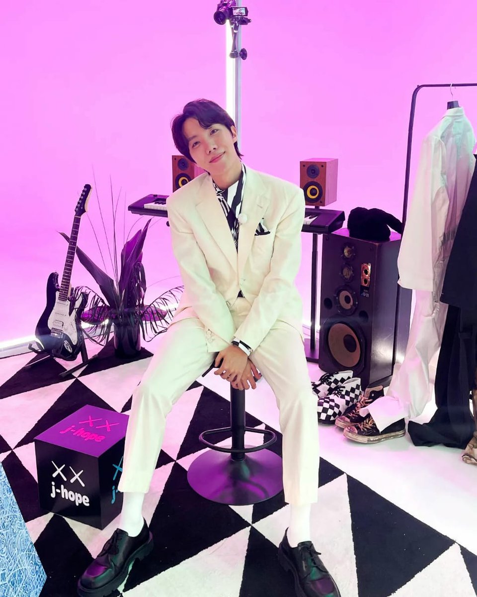 MikrokosmosJk1's tweet photo. Le regalaron una torta estilo Jack in the box, que hermoso
Estoy tan feliz que hoseok esté viviendo este gran momento, me llenas de orgullo 💜🔥
#jhope_MORE #ArsonTonight
#JackInTheBox #jhope_Arson
@BTS_twt https://t.co/krd6QxqWb3
