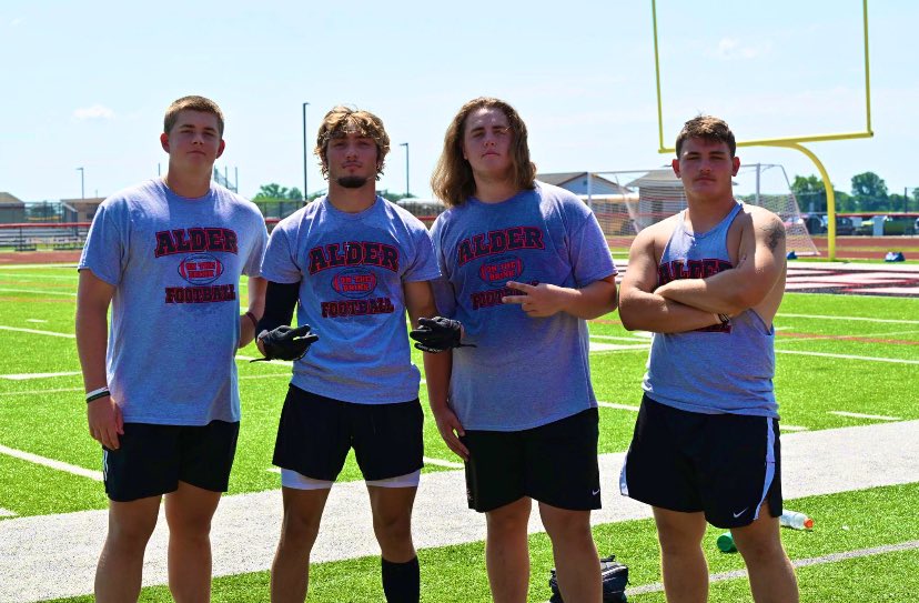 Gotta love my boys in the trenches, couldn’t do nothing without them @BaylorPetzinger <a href="/DamonHay99/">Damon Hay</a> <a href="/ajb_62_/">Aidan Burke</a>