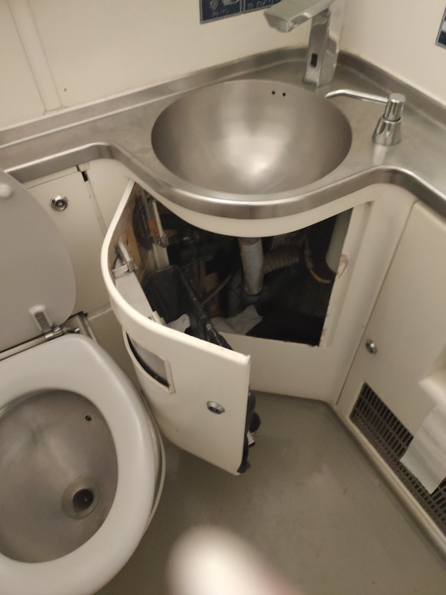 Viajar en <a href="/Renfe/">Renfe</a> es una aventura: para empezar el precio de los billetes, luego la desorganización en Atocha. Ya en el tren problemas continuos con las puertas, el datáfono en la cafetería no le funciona, a el cuarto de baño se le ven los bajos. Ahora 10 minutos en Jerez parados.