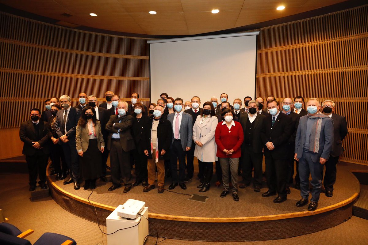 ucatolica's tweet photo. ¡Una colaboración histórica! 🤝 44 instituciones chilenas de educación superior y centros, incluyendo a la #UC, se unirán en un proyecto único: el Laboratorio Nacional de Supercomputación, iniciativa clave para impulsar la investigación de frontera: 💪🖥️ https://t.co/ybtYM4mHrW https://t.co/NRWaZ4XznB