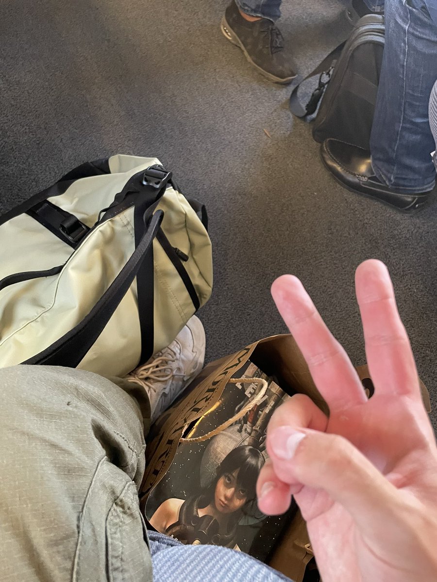 theomcx's tweet photo. J'ai des larmes de joie c'est le tweet le plus utile de ma vie, j'allais rater mon train et grâce à lui ils m'ont laissé passer alors que les portes du quai étaient fermées https://t.co/N0rjedzzrW