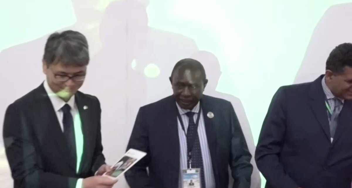 AU_ECOSOCC's tweet photo. Now for the unveiling of the Policy Booklet on The Migration Policy Framework for Africa (MPFA)!
#CSOsCelebrateAUat20
#ECOSOCCPanAfricanMonth
#PAM #GIZAUOffice #FreeMovement
#MigrationandMobility https://t.co/Zd6SSoiLJq