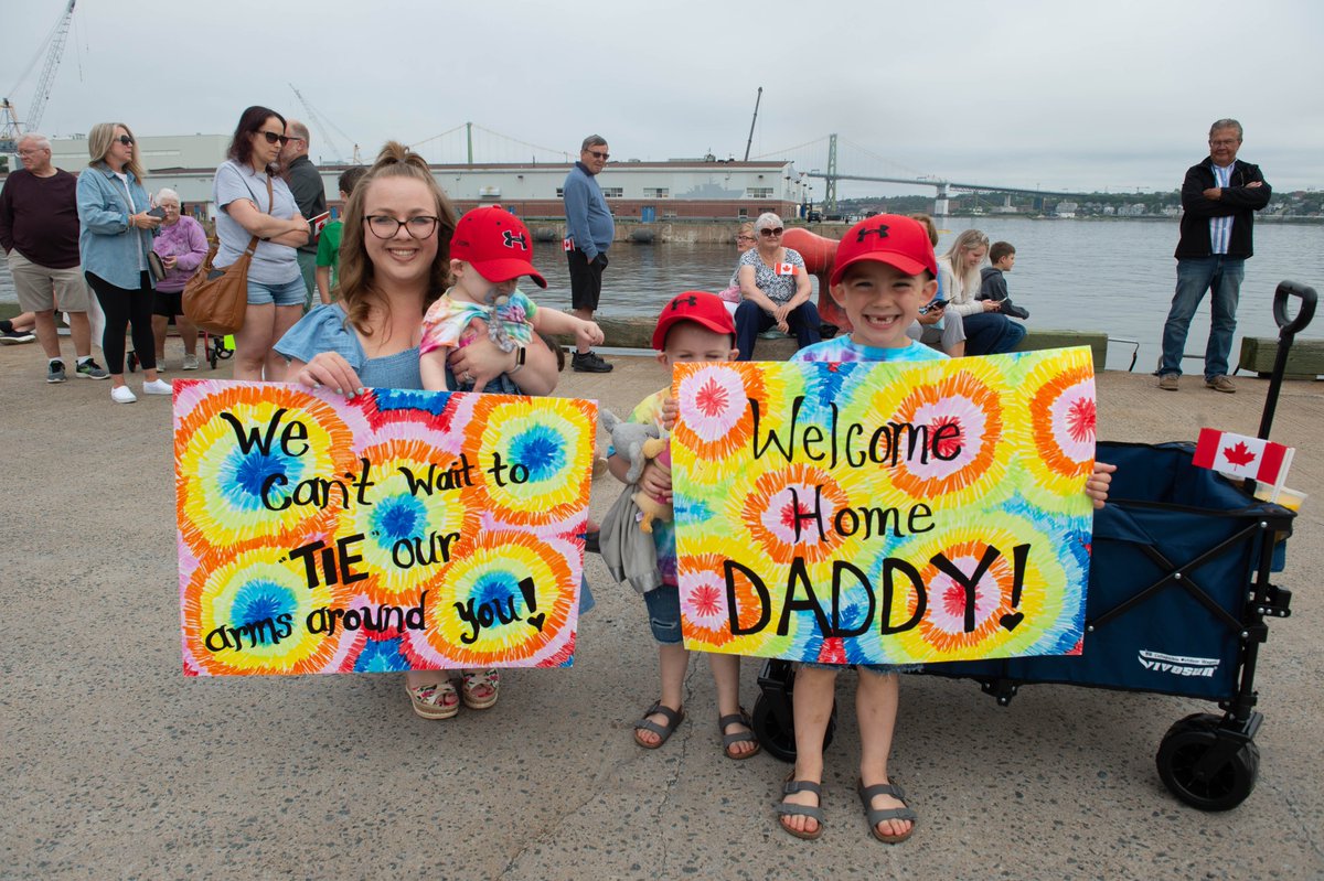 RoyalCanNavy's tweet image. Arne&apos;t you a sight for sore eyes! 😍 

#WeTheNavy are so excited to welcome home with open arms our nearly 500 shipmates aboard #HMCSHalifax and #HMCSMontreal who arrived in Halifax today! 🤗

🧵 A thread (1/2)