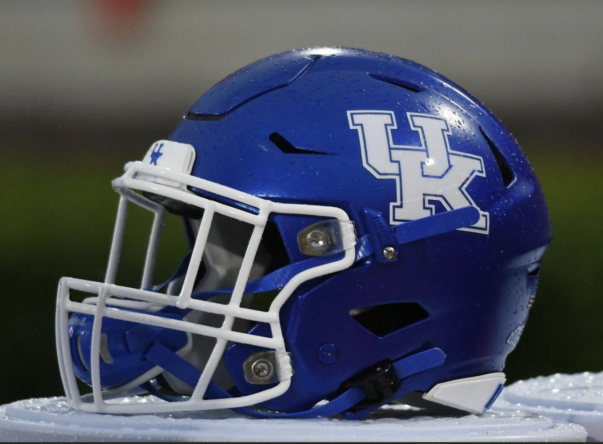 sb3jr's tweet photo. #AGTG After a great conversation with @vincemarrow I am blessed to announced that I have received my first offer from the University of Kentucky #gowildcats 💙! @FBCoachThompson @ClayHooper_ @AthleticsNHHS @Rivals_Clint @AllenTrieu @EdwardsCBS @Bryan_Ault @RowlandRIVALS https://t.co/Y0XDZDlMBv